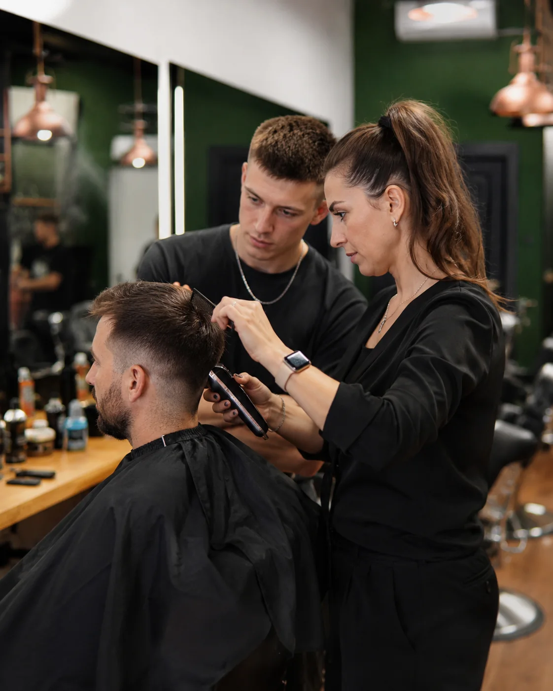 Nauka techniki przy stanowisku w salonie.