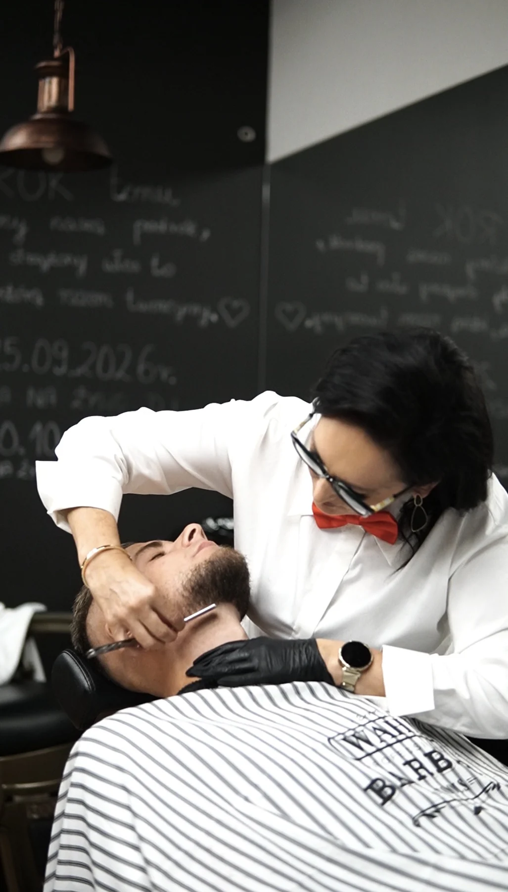 Praca Grażyny brzytwą przy stanowisku w salonie.