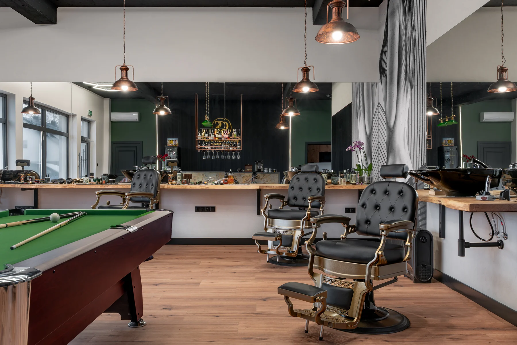 Stanowiska barberskie we wnętrzu salonu GS.